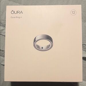 Oura Ring 4 in Shiny Silver